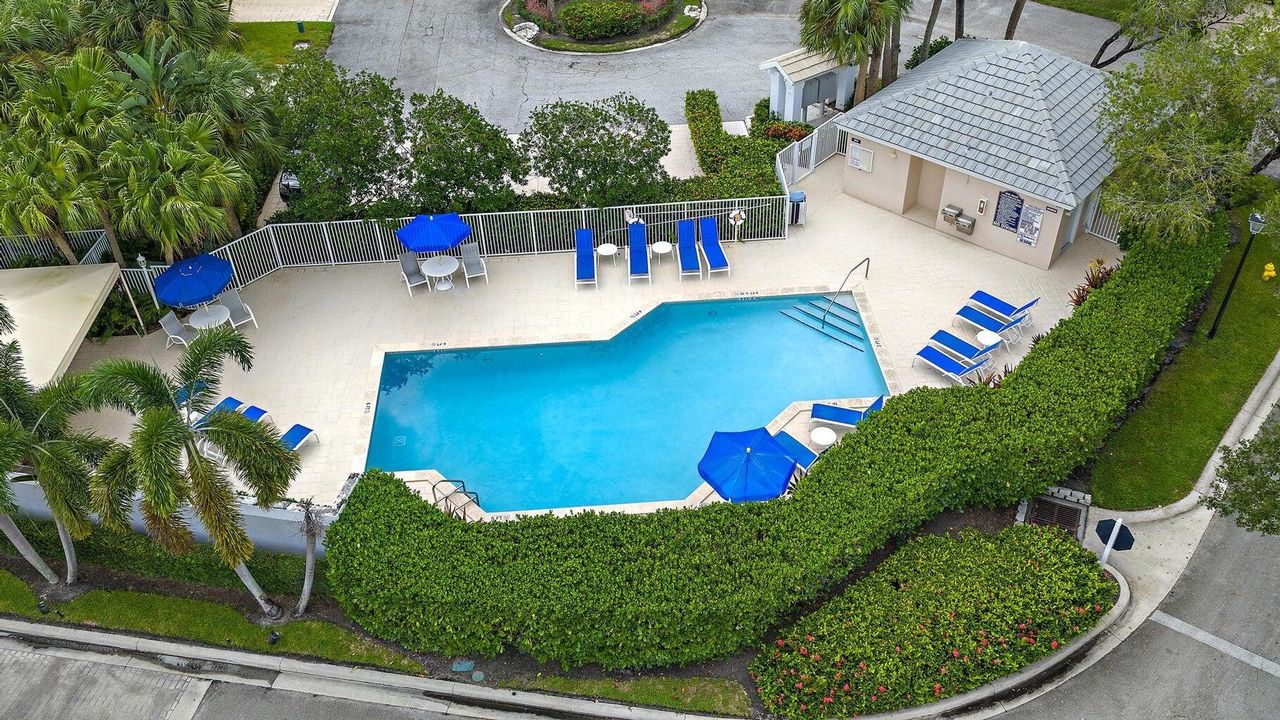 Active With Contract: $449,500 (2 beds, 2 baths, 1174 Square Feet)