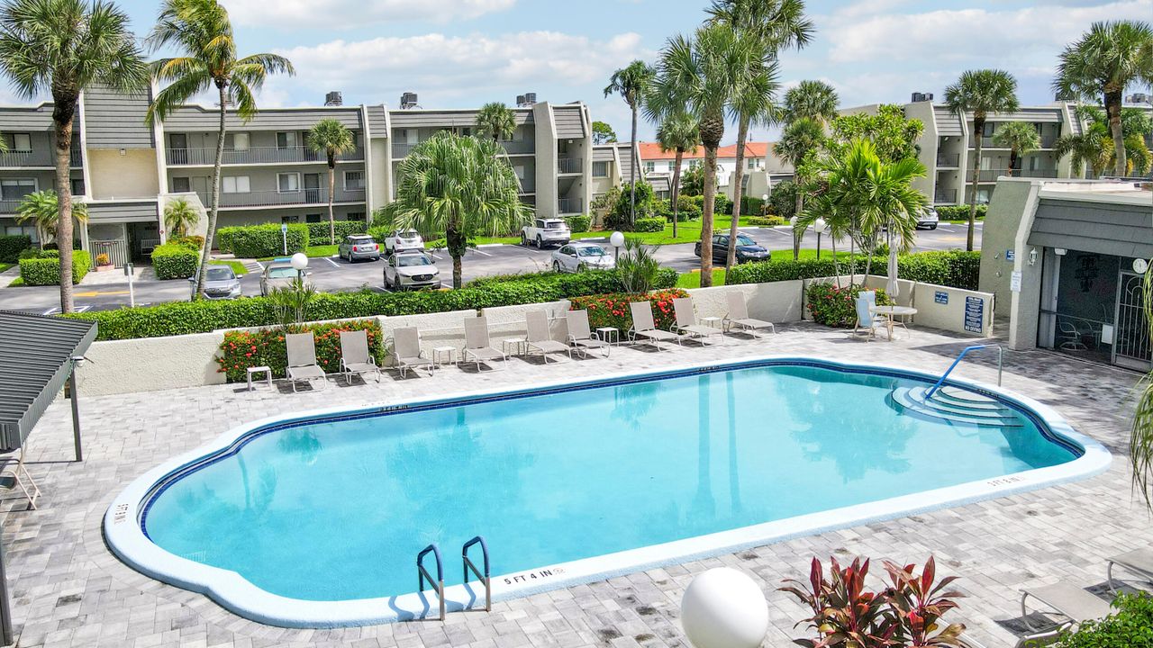 For Sale: $199,000 (2 beds, 2 baths, 1050 Square Feet)