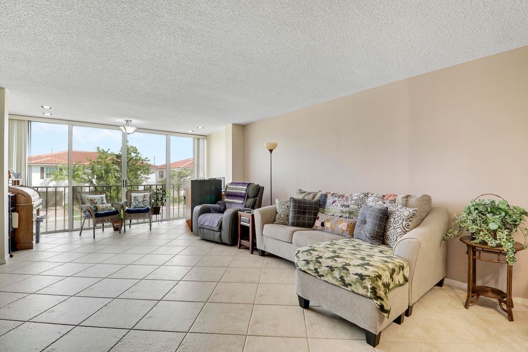 For Sale: $199,000 (2 beds, 2 baths, 1050 Square Feet)