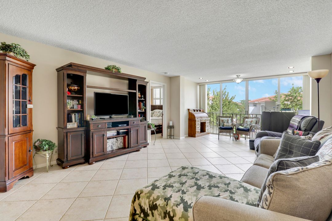 For Sale: $199,000 (2 beds, 2 baths, 1050 Square Feet)