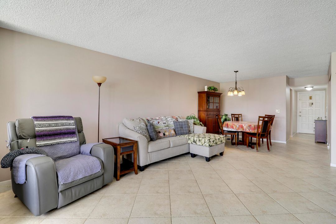 For Sale: $199,000 (2 beds, 2 baths, 1050 Square Feet)