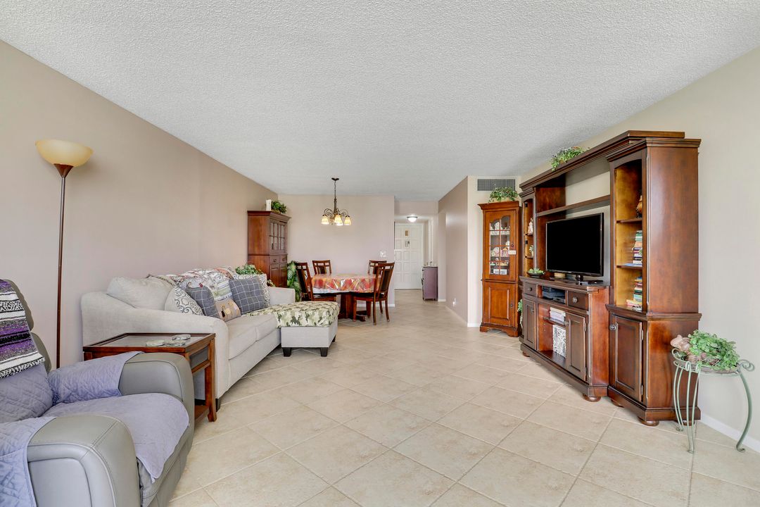 For Sale: $199,000 (2 beds, 2 baths, 1050 Square Feet)