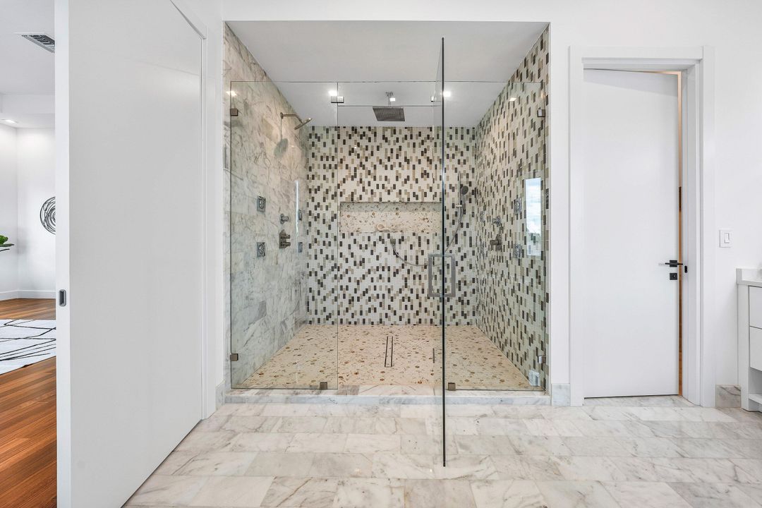 На продажу: $5,750,000 (6 спален, 6 ванн, 5858 Квадратных фут)