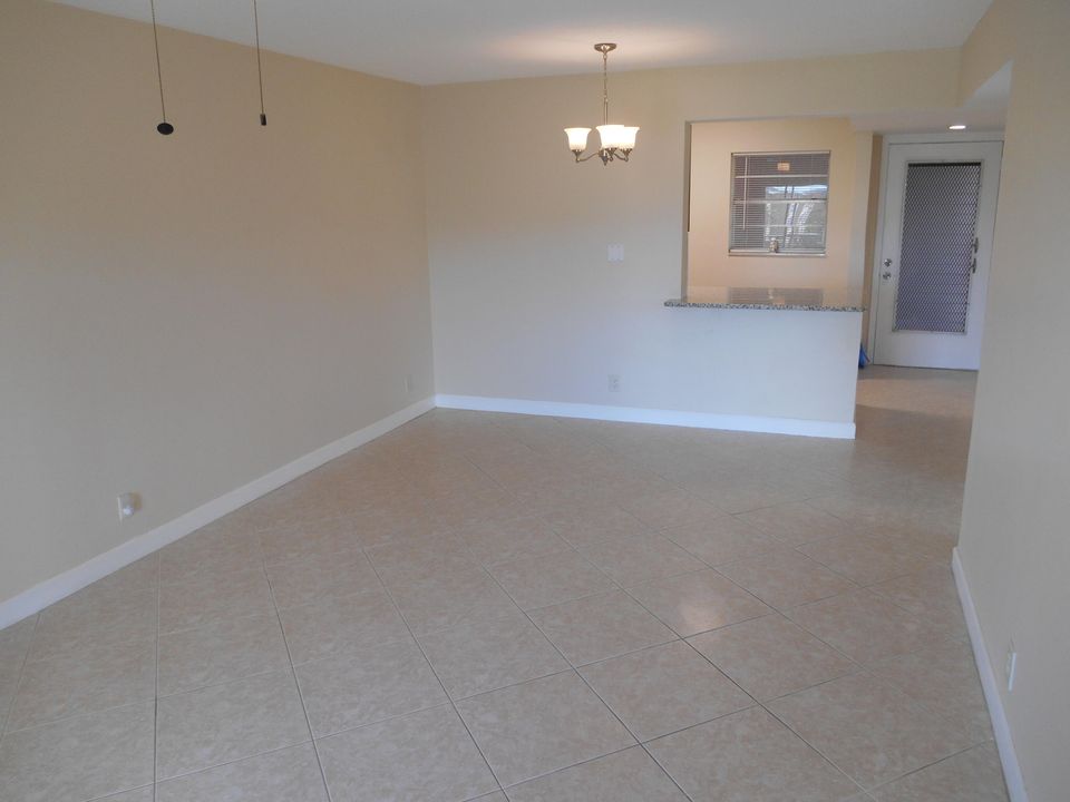 Active With Contract: $94,900 (1 beds, 1 baths, 754 Square Feet)