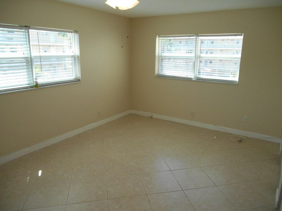 Active With Contract: $94,900 (1 beds, 1 baths, 754 Square Feet)