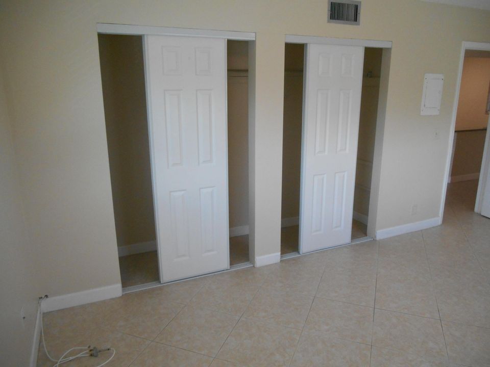 Active With Contract: $94,900 (1 beds, 1 baths, 754 Square Feet)