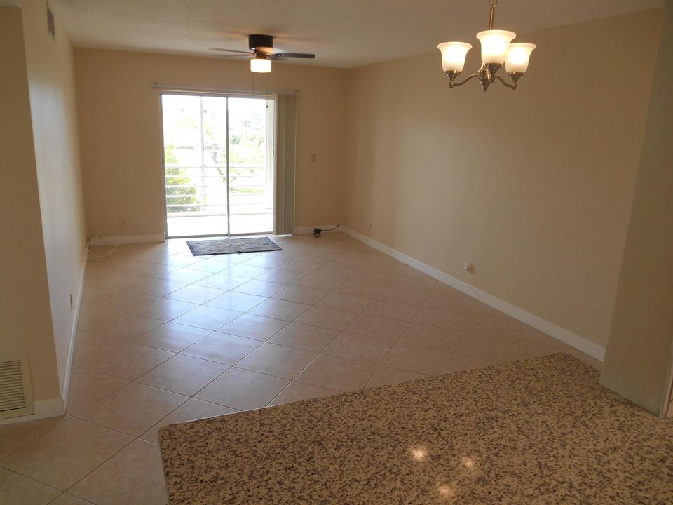 Active With Contract: $94,900 (1 beds, 1 baths, 754 Square Feet)