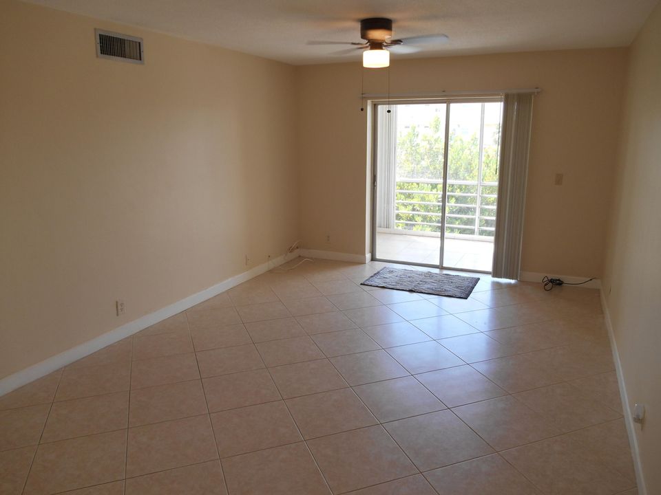 Active With Contract: $94,900 (1 beds, 1 baths, 754 Square Feet)