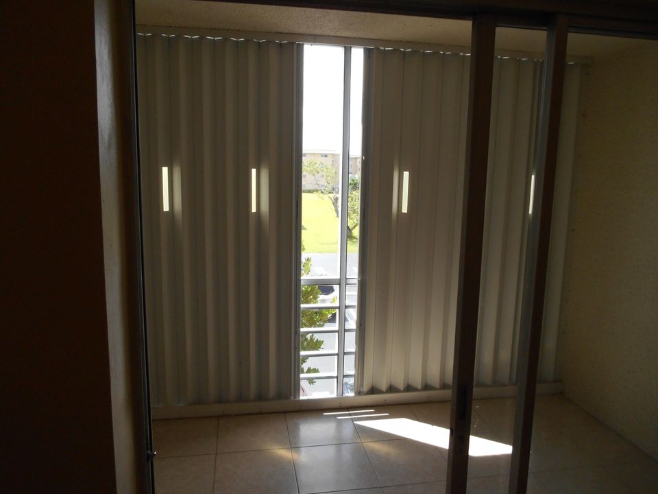 Active With Contract: $94,900 (1 beds, 1 baths, 754 Square Feet)