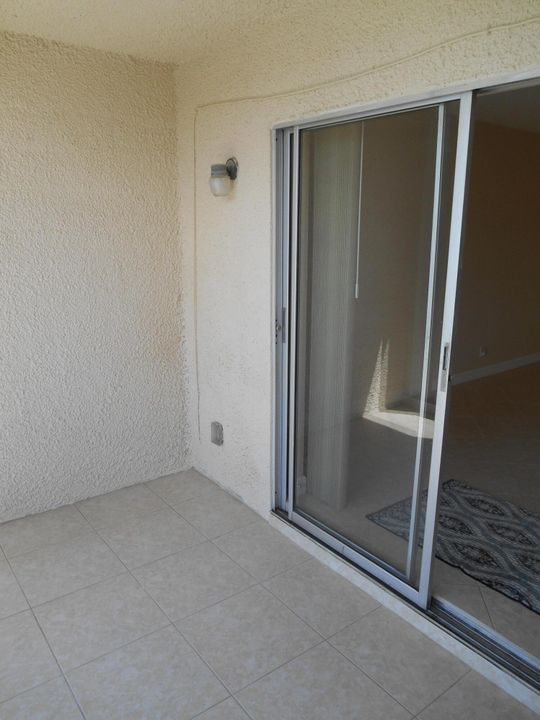 Active With Contract: $94,900 (1 beds, 1 baths, 754 Square Feet)