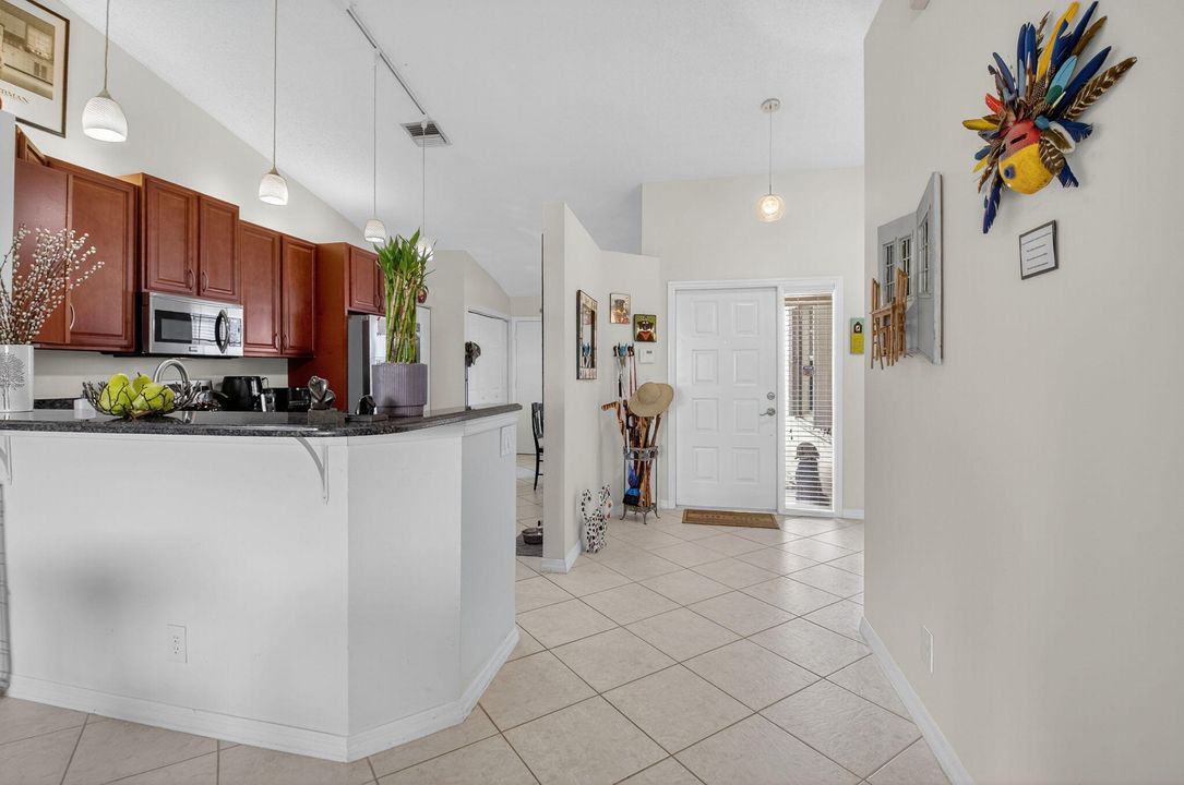 合同活跃: $419,000 (2 贝兹, 2 浴室, 1378 平方英尺)