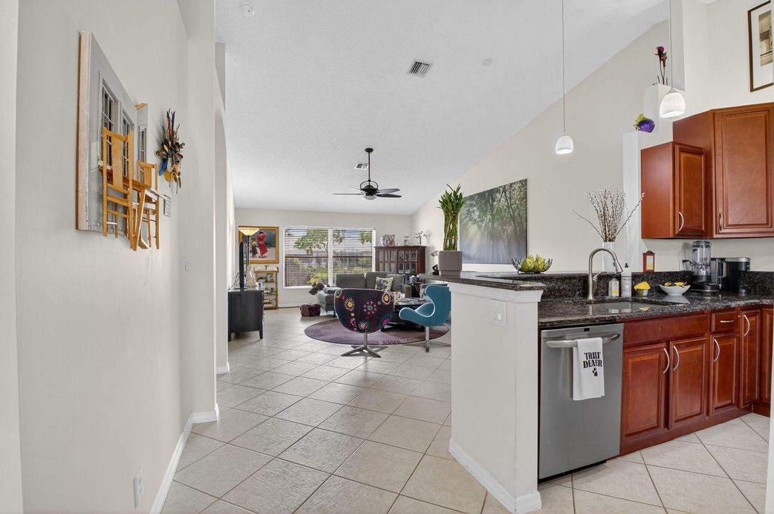 合同活跃: $419,000 (2 贝兹, 2 浴室, 1378 平方英尺)