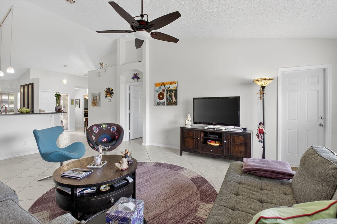 合同活跃: $419,000 (2 贝兹, 2 浴室, 1378 平方英尺)