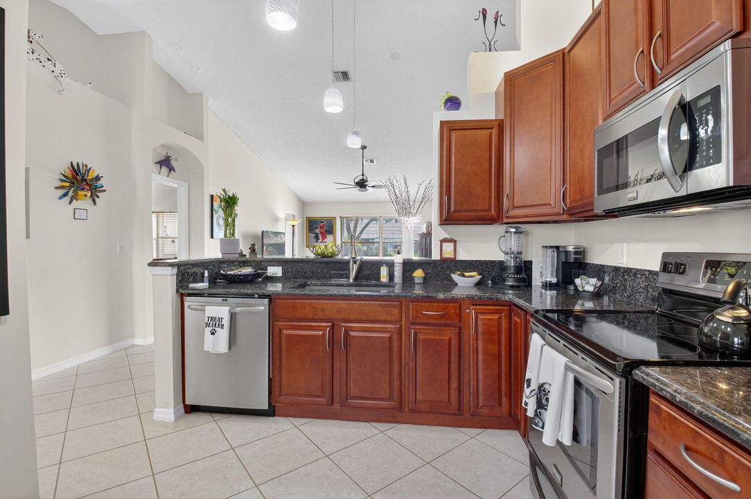 合同活跃: $419,000 (2 贝兹, 2 浴室, 1378 平方英尺)