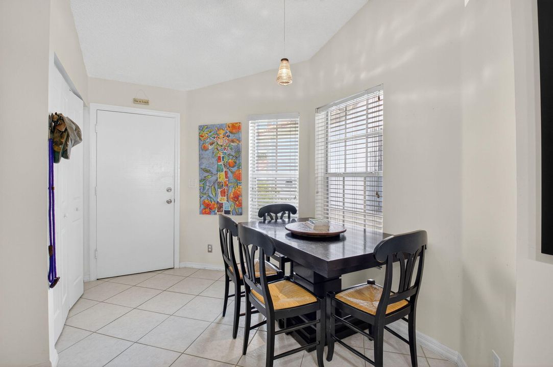 合同活跃: $419,000 (2 贝兹, 2 浴室, 1378 平方英尺)