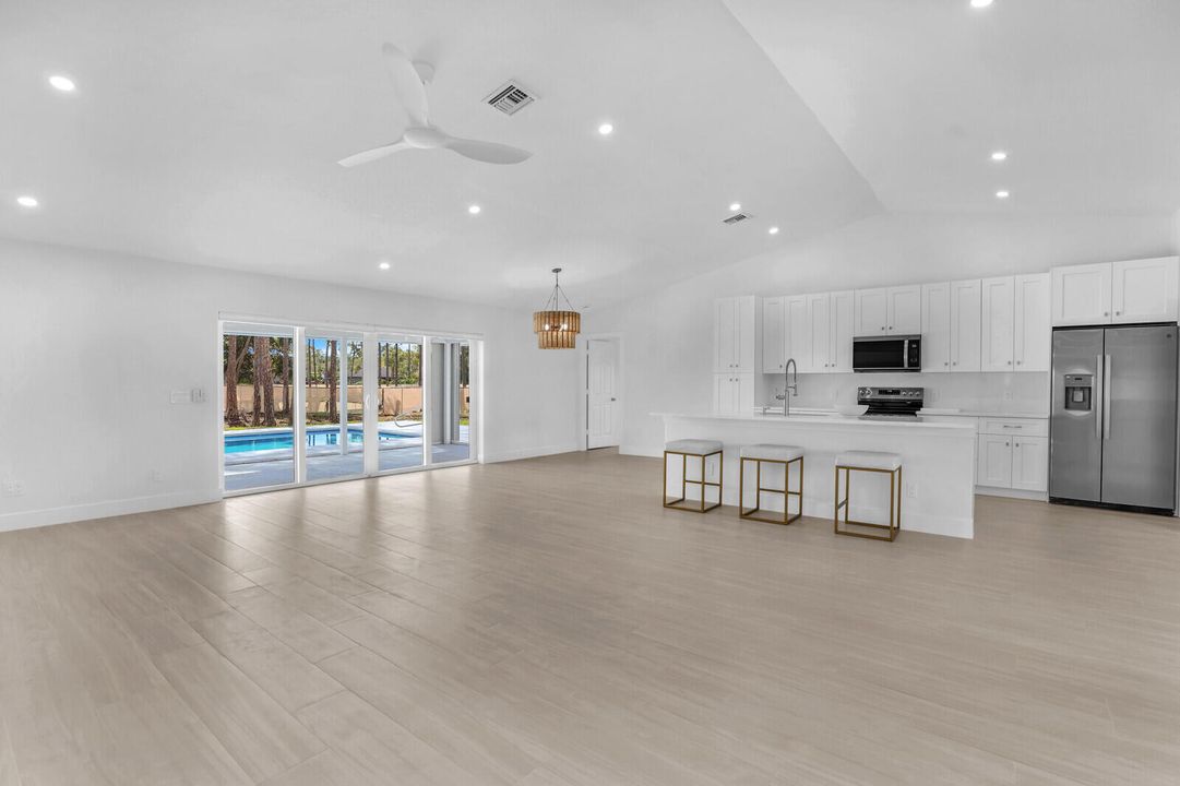 合同活跃: $4,650 (3 贝兹, 3 浴室, 1835 平方英尺)