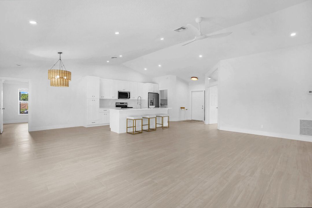 合同活跃: $4,650 (3 贝兹, 3 浴室, 1835 平方英尺)