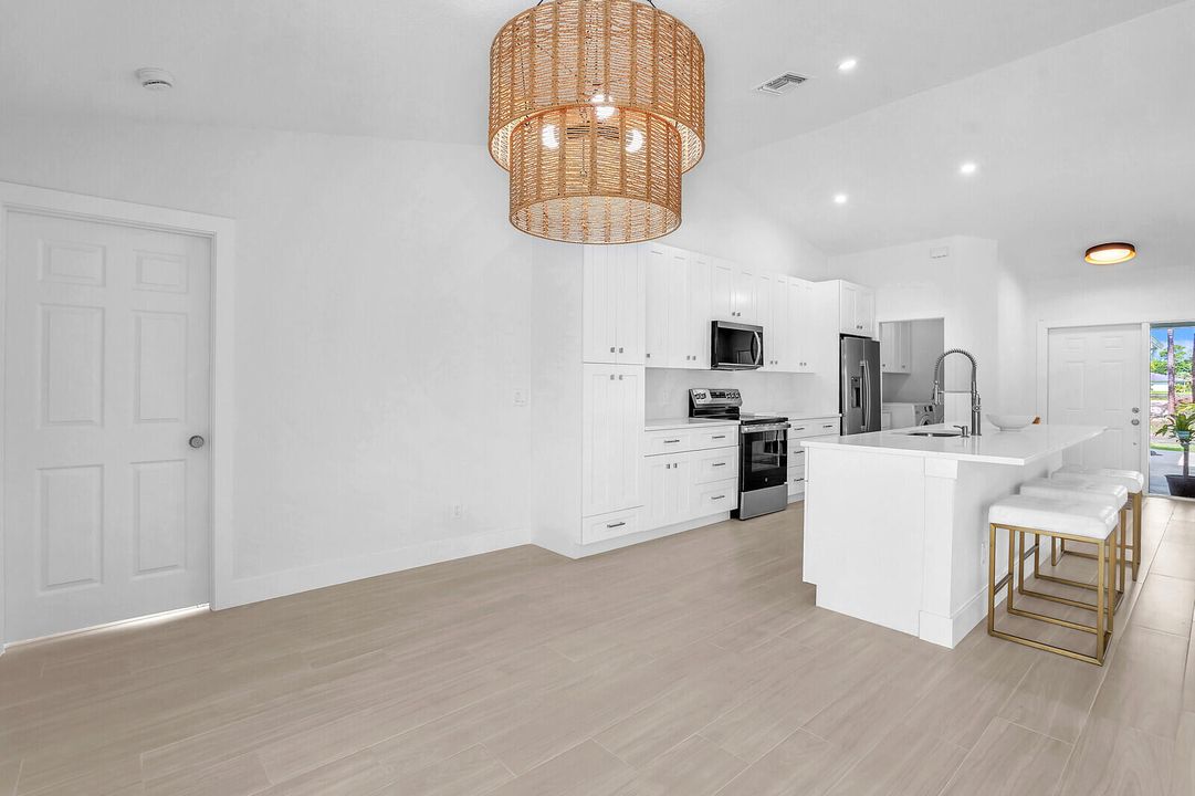 合同活跃: $4,650 (3 贝兹, 3 浴室, 1835 平方英尺)