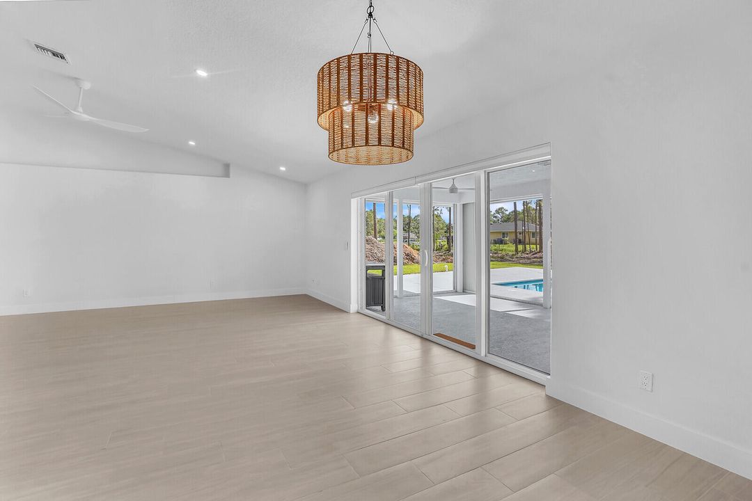 合同活跃: $4,650 (3 贝兹, 3 浴室, 1835 平方英尺)