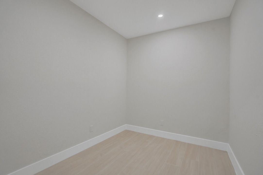 合同活跃: $4,650 (3 贝兹, 3 浴室, 1835 平方英尺)