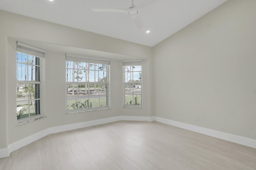 合同活跃: $4,650 (3 贝兹, 3 浴室, 1835 平方英尺)