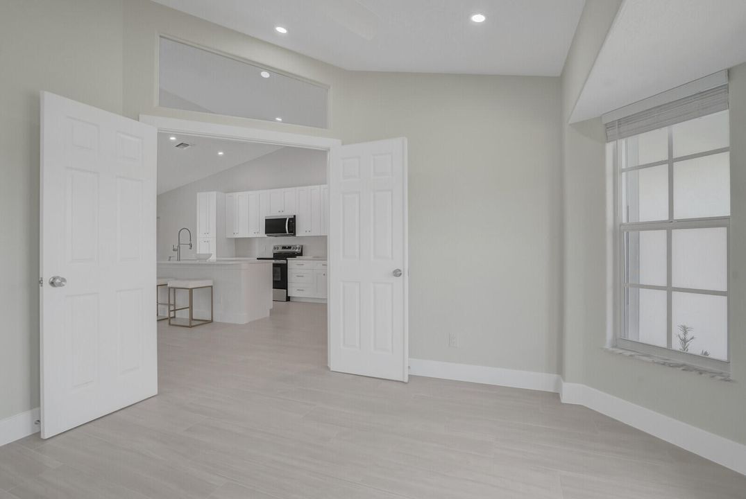 合同活跃: $4,650 (3 贝兹, 3 浴室, 1835 平方英尺)