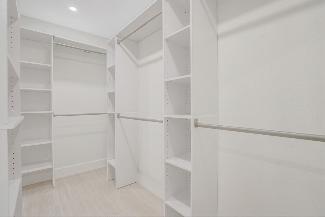 合同活跃: $4,650 (3 贝兹, 3 浴室, 1835 平方英尺)