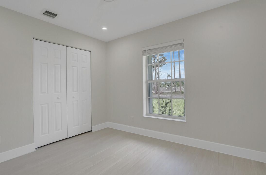 合同活跃: $4,650 (3 贝兹, 3 浴室, 1835 平方英尺)