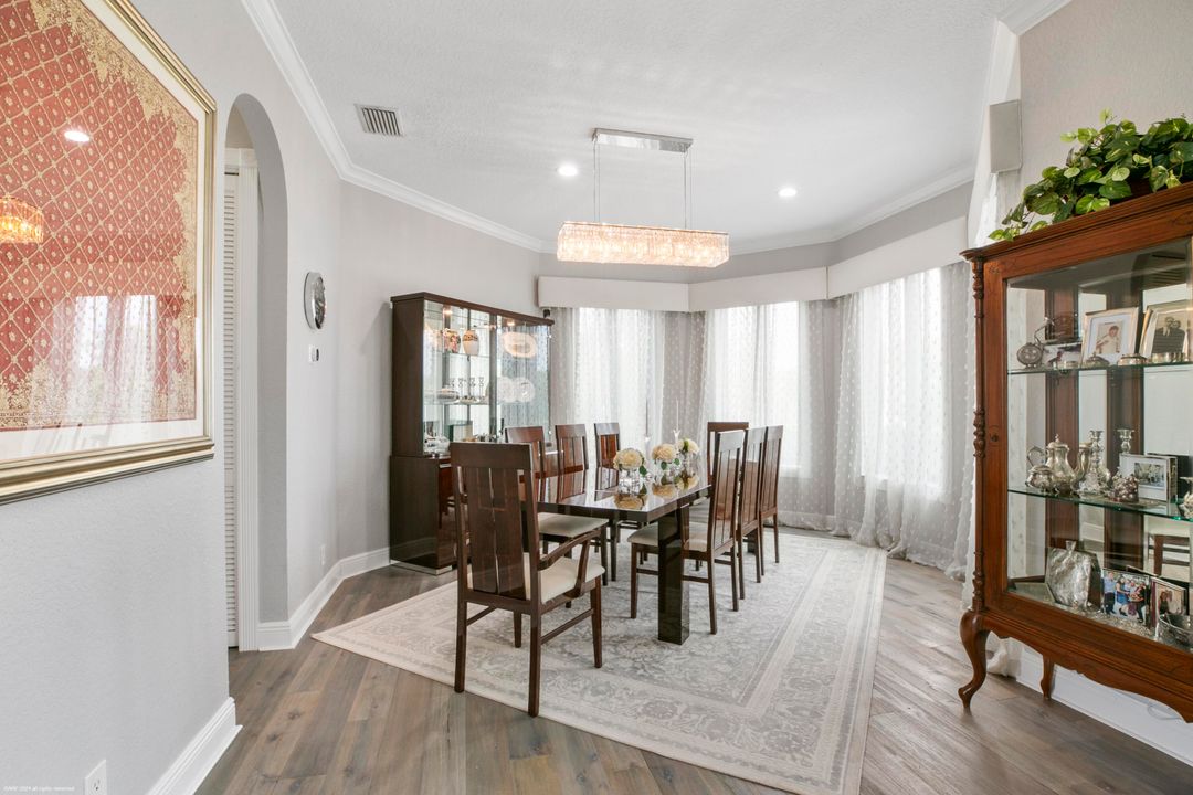 出租: $28,500 (5 贝兹, 4 浴室, 4619 平方英尺)