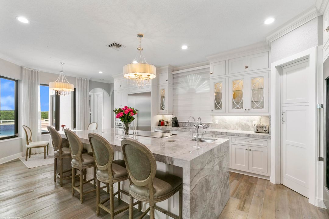 出租: $28,500 (5 贝兹, 4 浴室, 4619 平方英尺)