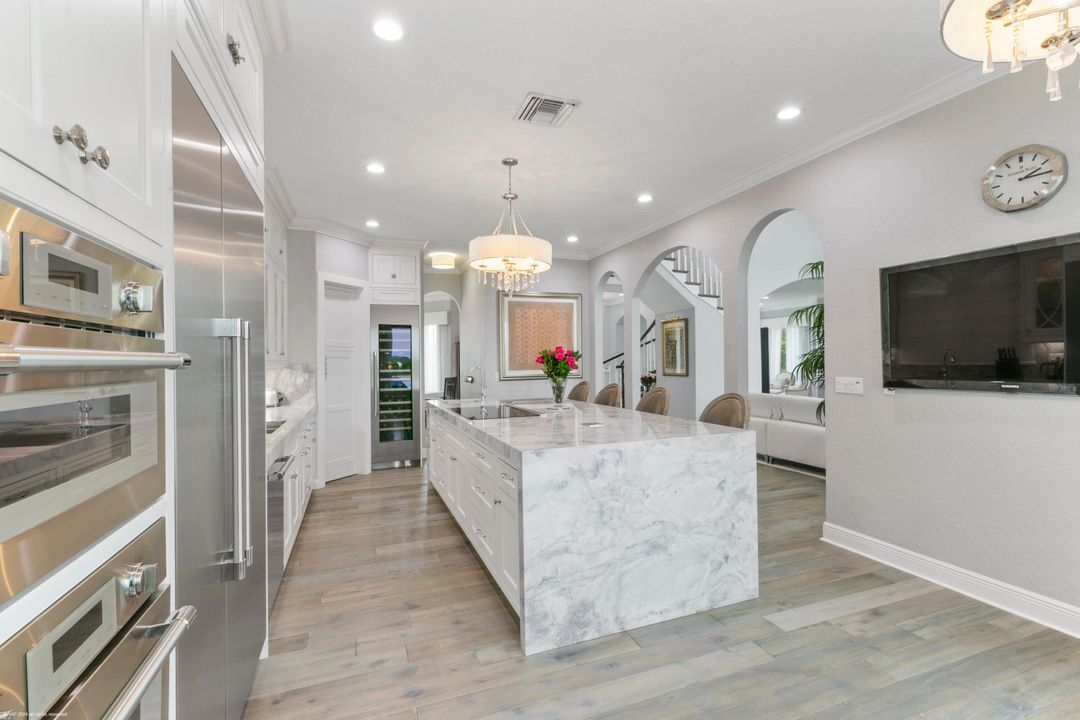 出租: $28,500 (5 贝兹, 4 浴室, 4619 平方英尺)