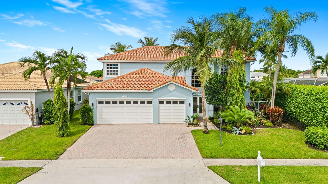 Recently Sold: $998,000 (4 beds, 2 baths, 2592 Square Feet)