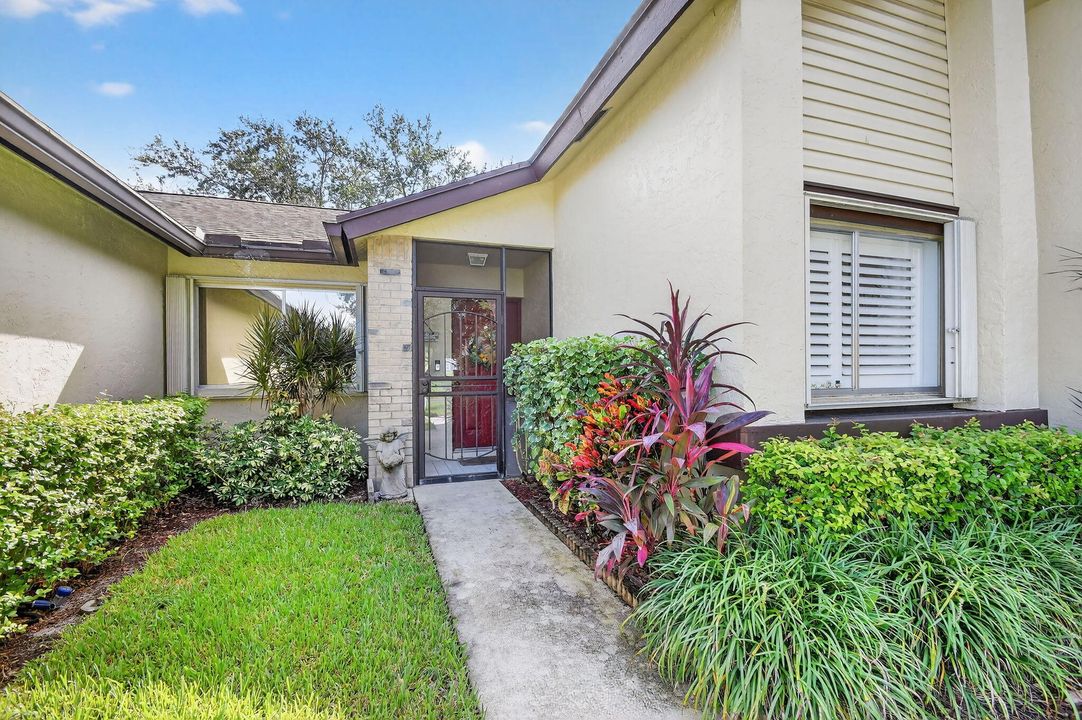 合同活跃: $269,900 (2 贝兹, 2 浴室, 1295 平方英尺)