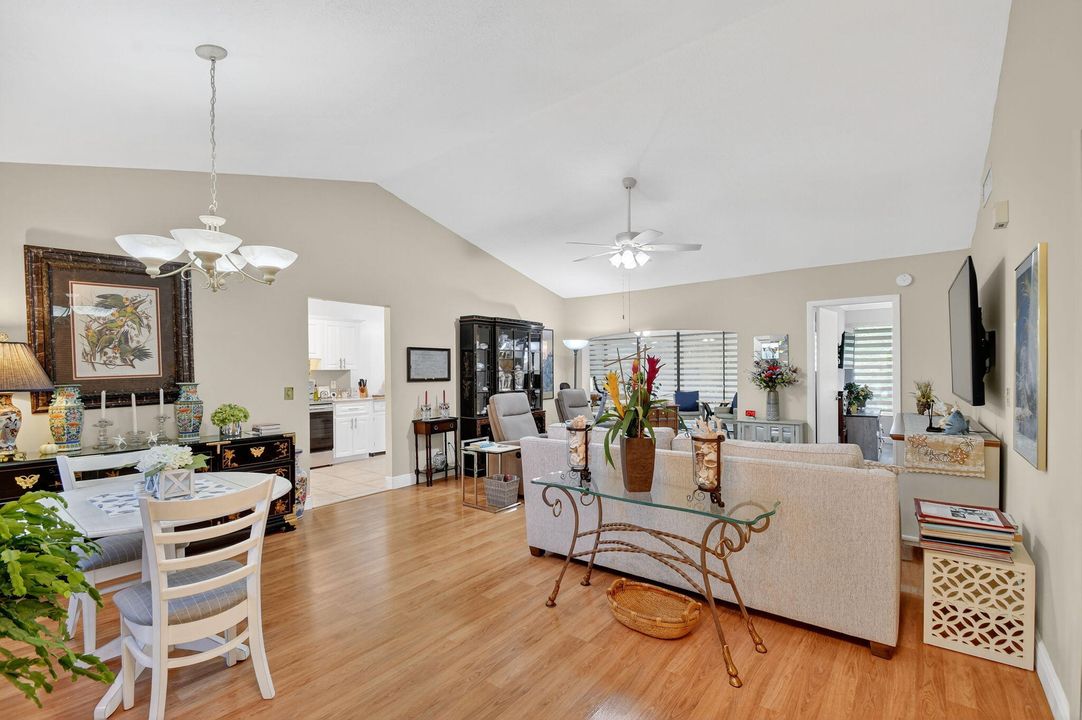 合同活跃: $269,900 (2 贝兹, 2 浴室, 1295 平方英尺)