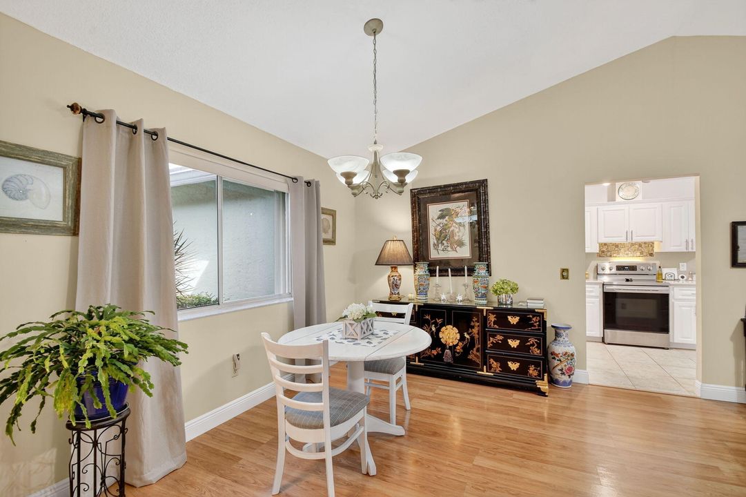 合同活跃: $269,900 (2 贝兹, 2 浴室, 1295 平方英尺)