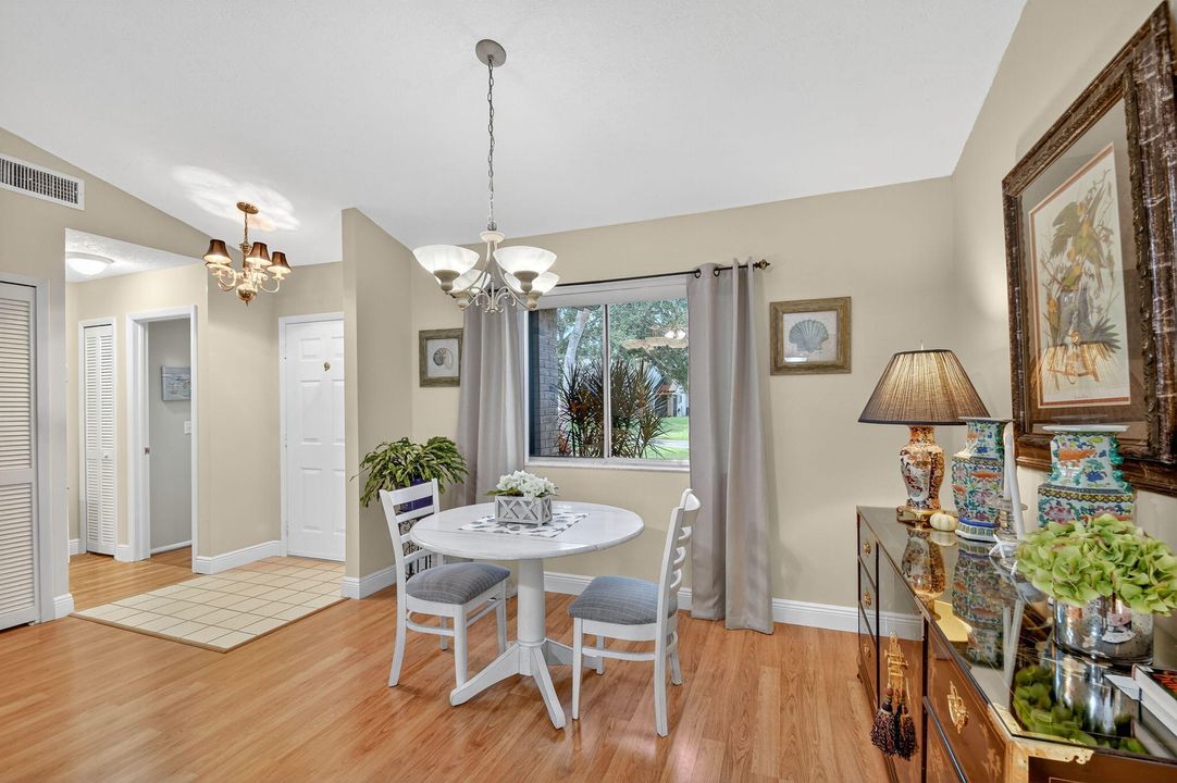 合同活跃: $269,900 (2 贝兹, 2 浴室, 1295 平方英尺)