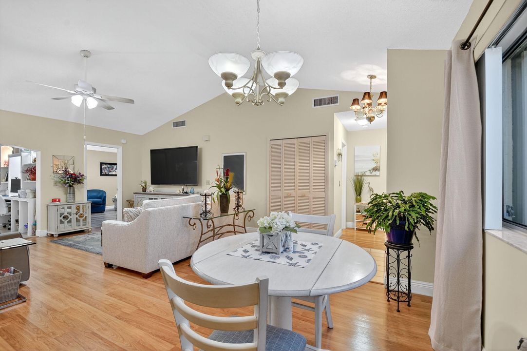 合同活跃: $269,900 (2 贝兹, 2 浴室, 1295 平方英尺)