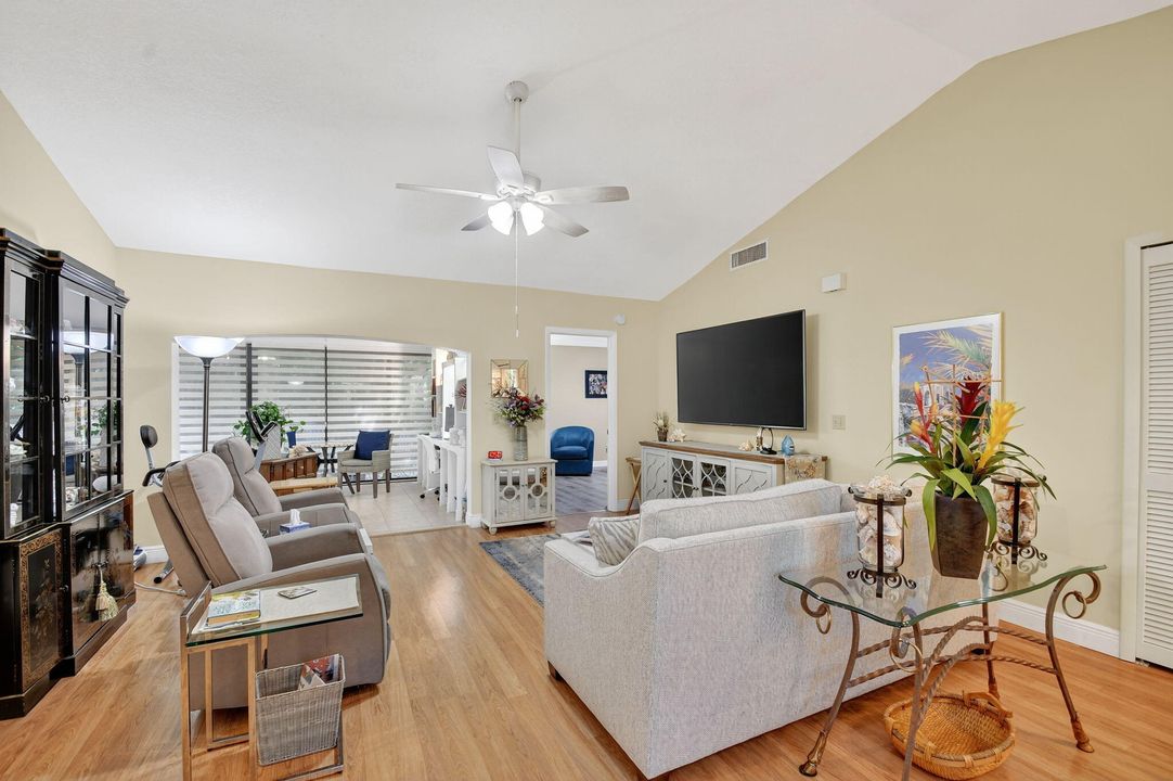 合同活跃: $269,900 (2 贝兹, 2 浴室, 1295 平方英尺)