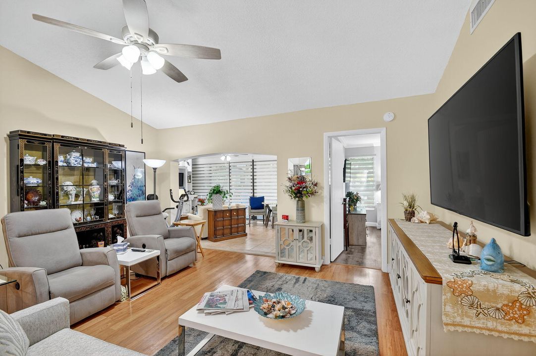 合同活跃: $269,900 (2 贝兹, 2 浴室, 1295 平方英尺)