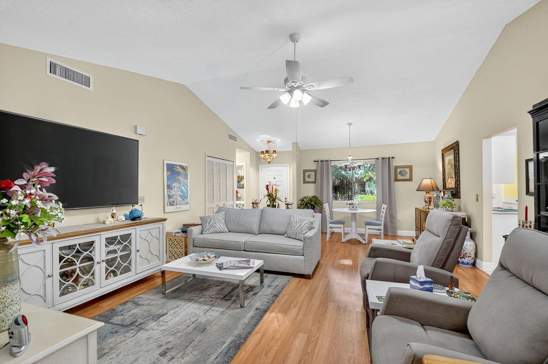 合同活跃: $269,900 (2 贝兹, 2 浴室, 1295 平方英尺)