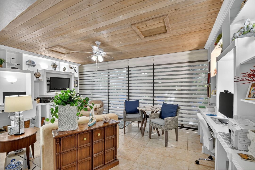 合同活跃: $269,900 (2 贝兹, 2 浴室, 1295 平方英尺)