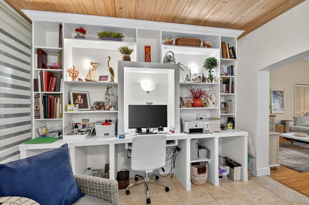 合同活跃: $269,900 (2 贝兹, 2 浴室, 1295 平方英尺)