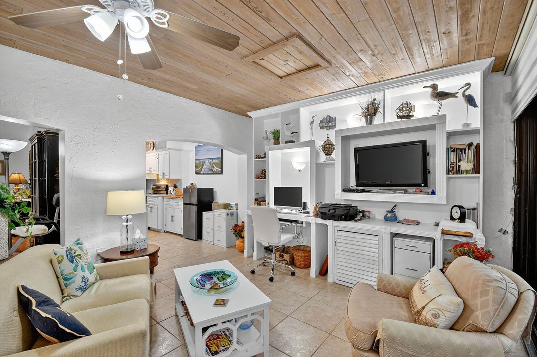 合同活跃: $269,900 (2 贝兹, 2 浴室, 1295 平方英尺)