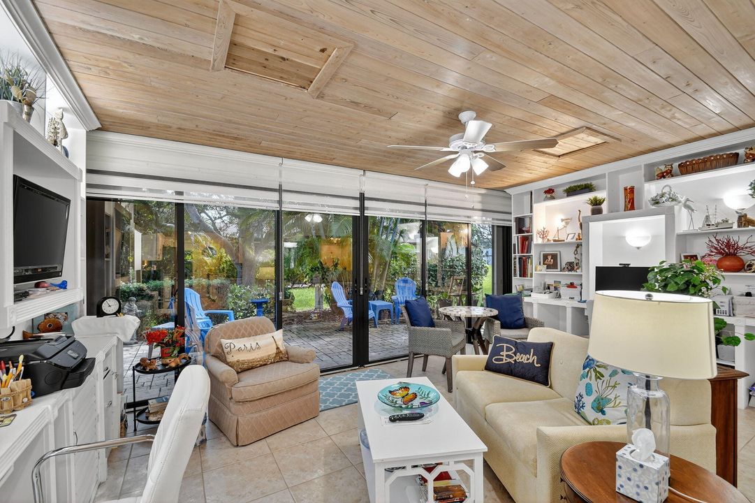 合同活跃: $269,900 (2 贝兹, 2 浴室, 1295 平方英尺)