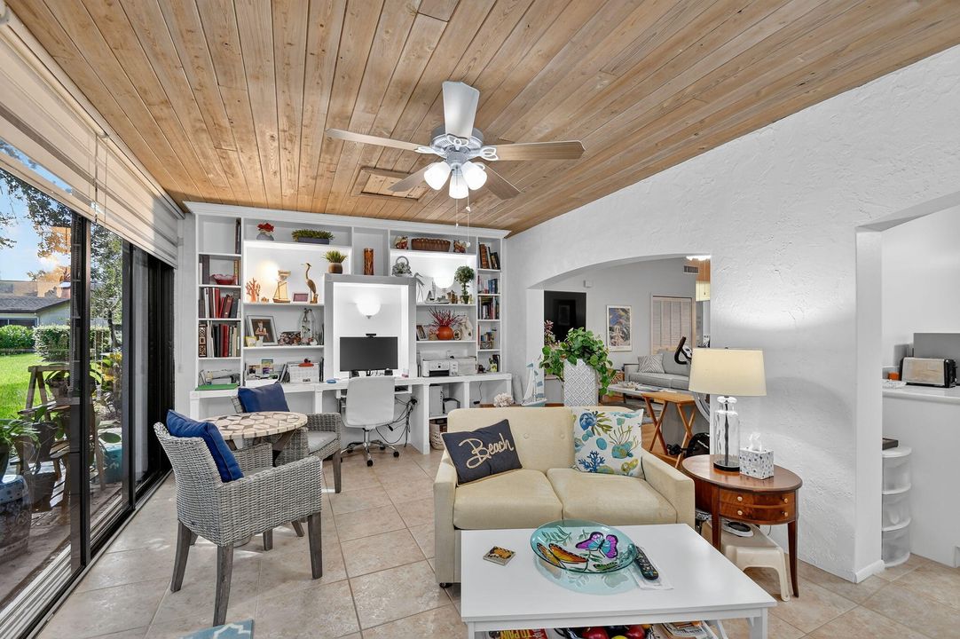 合同活跃: $269,900 (2 贝兹, 2 浴室, 1295 平方英尺)