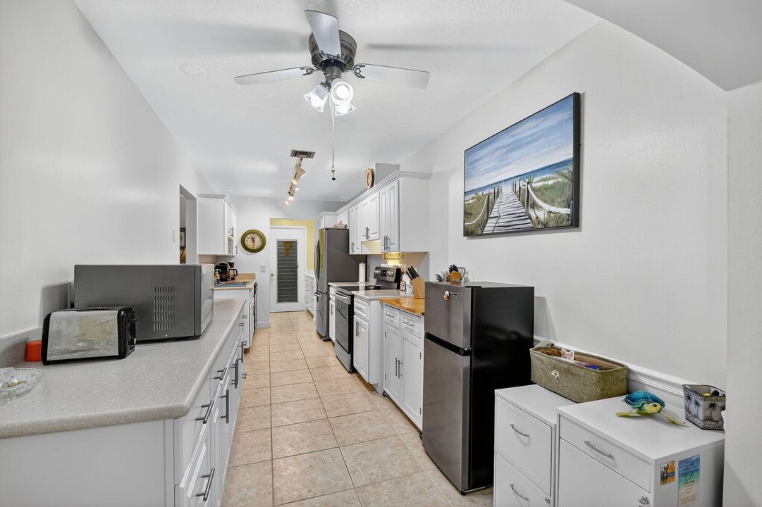 合同活跃: $269,900 (2 贝兹, 2 浴室, 1295 平方英尺)