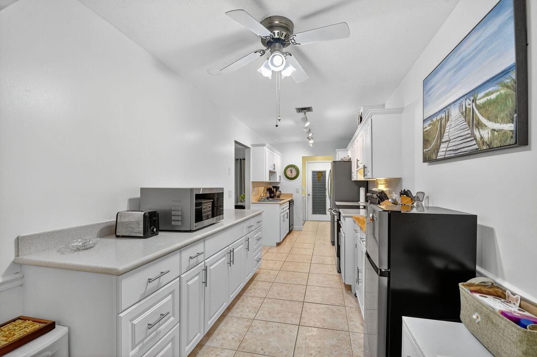 合同活跃: $269,900 (2 贝兹, 2 浴室, 1295 平方英尺)