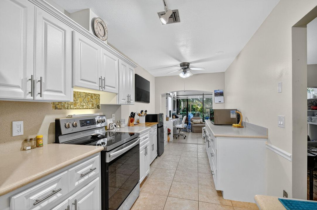 合同活跃: $269,900 (2 贝兹, 2 浴室, 1295 平方英尺)