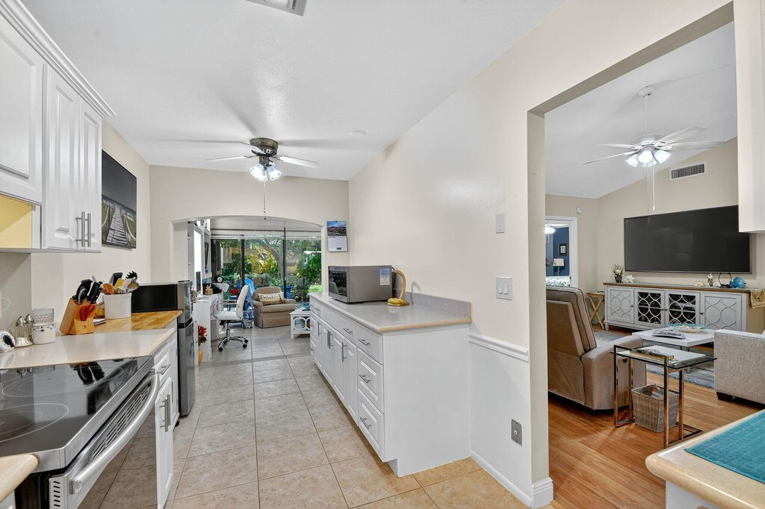 合同活跃: $269,900 (2 贝兹, 2 浴室, 1295 平方英尺)