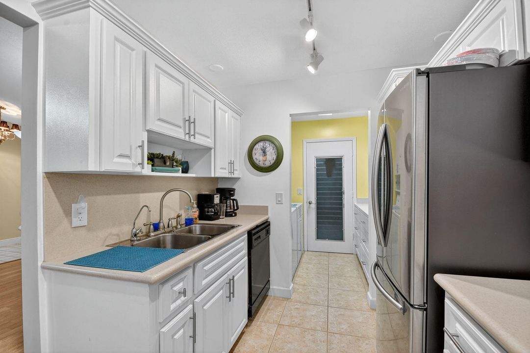 合同活跃: $269,900 (2 贝兹, 2 浴室, 1295 平方英尺)